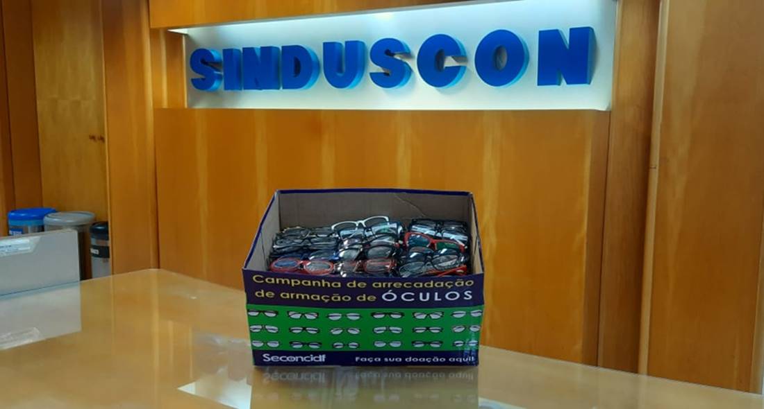 Sinduscon-DF entrega 96 armações de óculos de grau para doação na construção civil