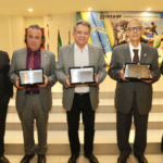 Presidente e ex-presidente do Sinduscon-DF são homenageados pelo Senge-DF