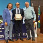 Presidente do Seconci-DF e diretor do Sinduscon-DF, Marcelo Guimarães, é homenageado pelo Senge-DF