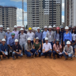 Dimat/Sinduscon-DF realiza visita a obra de prédio de 19 andares erguido em parede de concreto